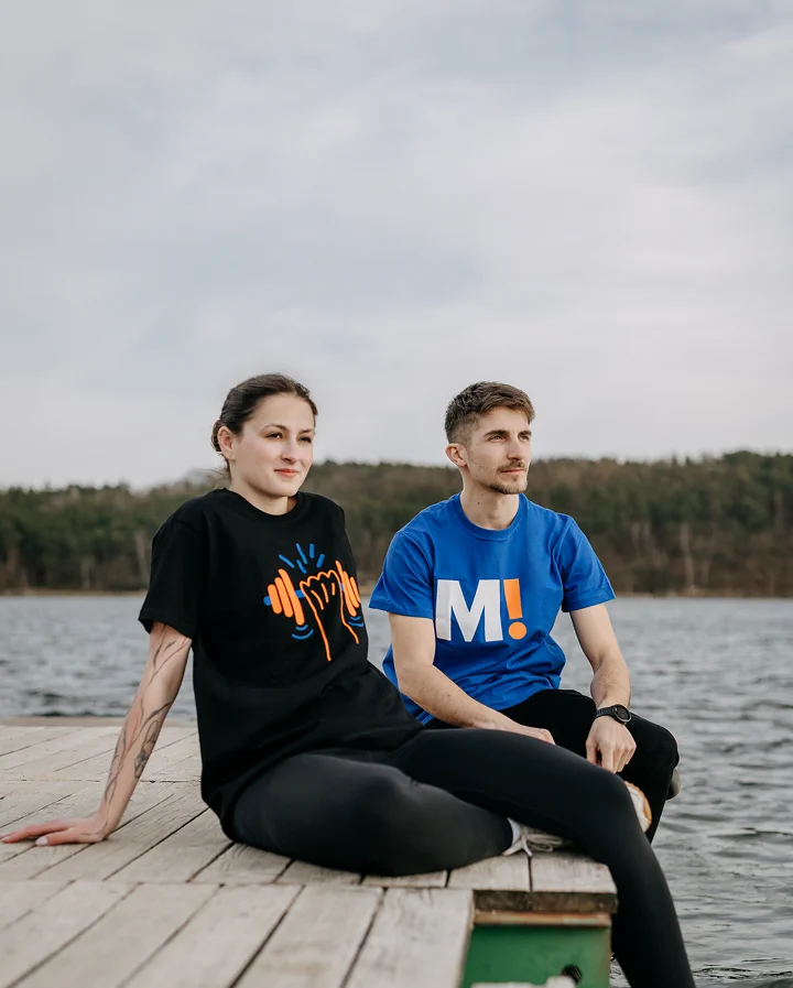 Muž a žena sedící a hledící do krajiny